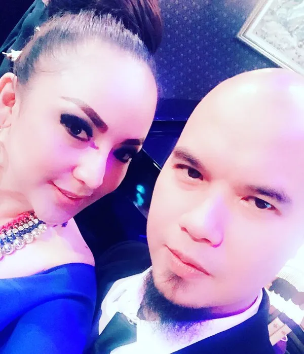 Regina berselfie dengan Ahmad Dhani. ©twitter reginanews33