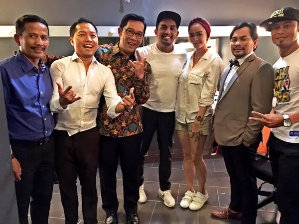 Aura Kasih foto bareng Glenn dan walikota Bandung/©twitter.com/AuraKasih87