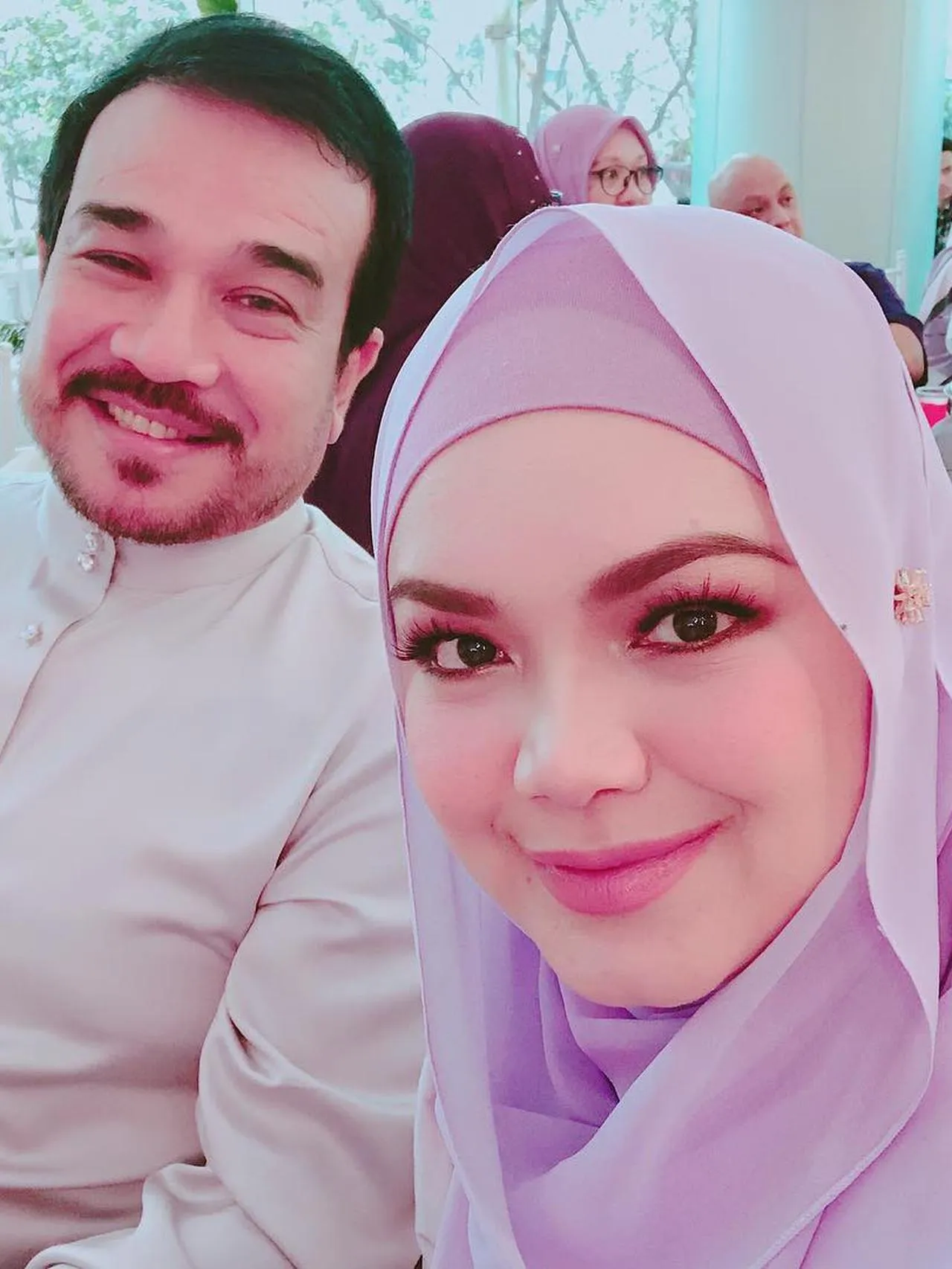 Siti Nurhaliza dan suami membuat lagu berjudul 'Comel Pipi Merah'. (Credit: via liputan6.com)