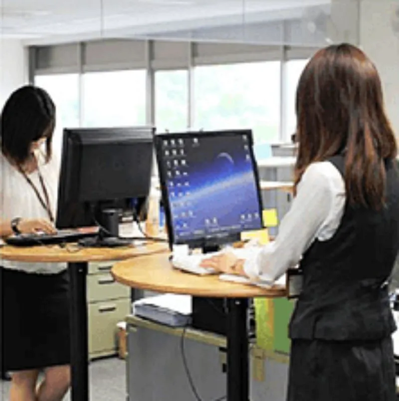 Bekerja Berdiri © Nextshark