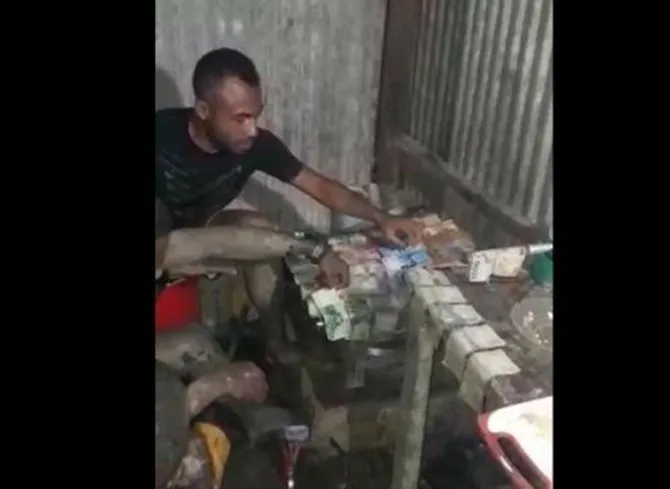 Saat anggota TNI membersihkan uang dari lumpur (credit: istimewa)