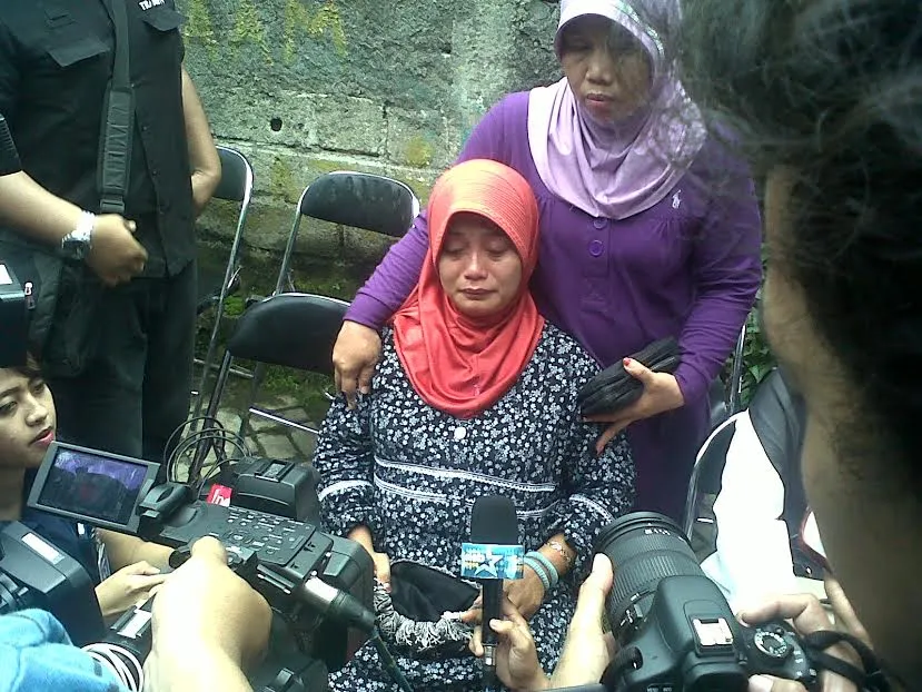 Ros, cucu Mpok Nori, saat menceritakan tentang keinginan terakhir sang nenek sebelum meninggal. ©KapanLagi.com/Adi Abbas