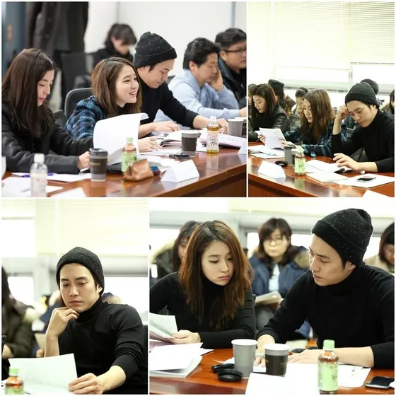 Lee Min Jung beserta aktor lainnya saat sesi pembacaan naskah 'The Cunning Lady' @soompi.com