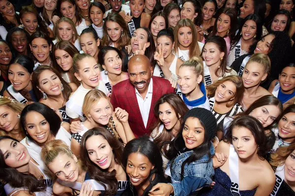 Steve Harvey saat foto bareng finalis Miss Universe 2015/©twitter.com/IAmSteveHarley