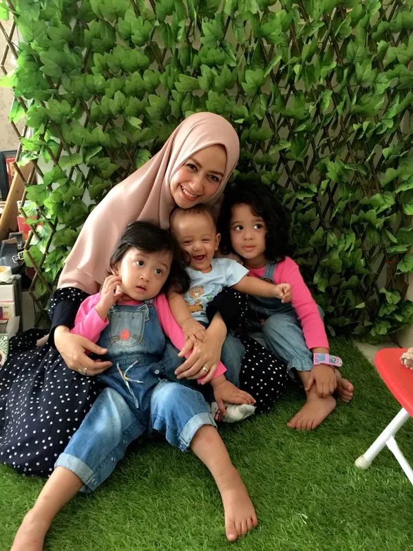 Dua dari tiga anak Ustaz Zacky dan Shinta akan diasuh oleh ayahnya/©twitter.com/chinta_mirza