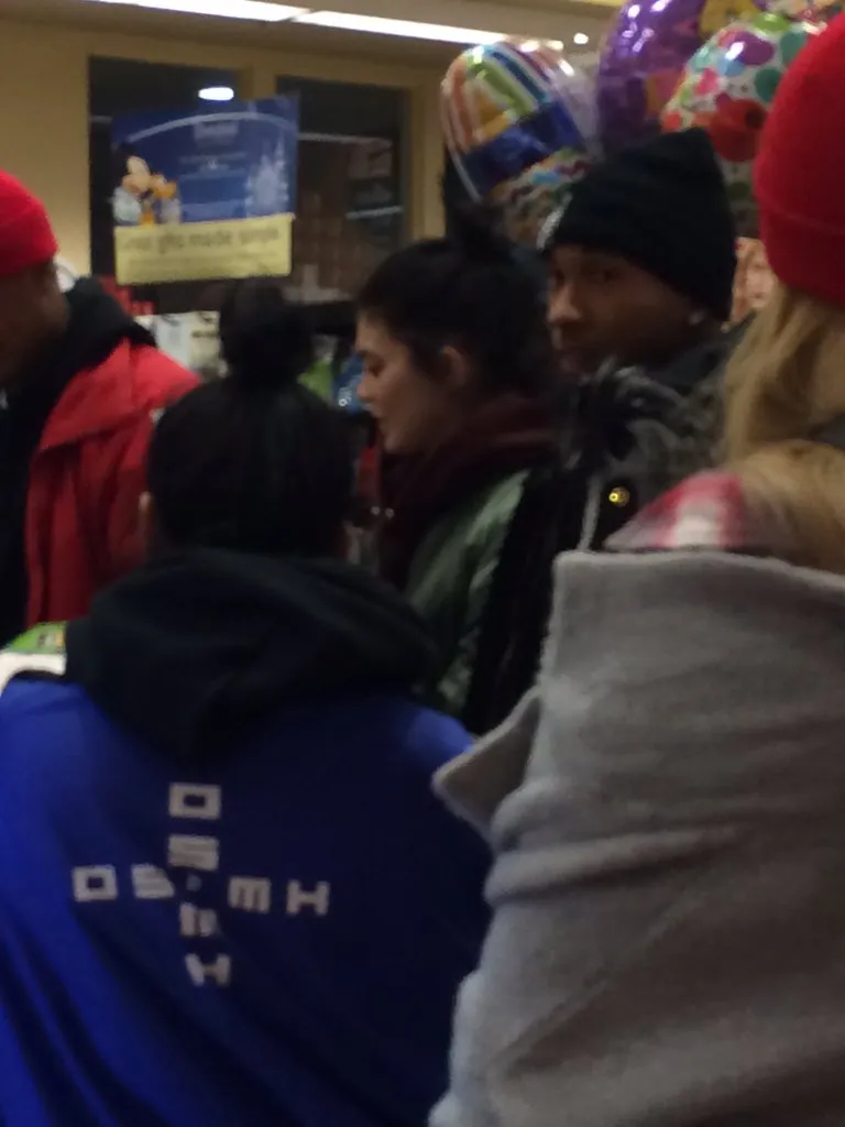 Kylie Jenner dan Tyga tertangkap belanja di supermarket dekat tempak ski © Twitter.com/_haileymain_