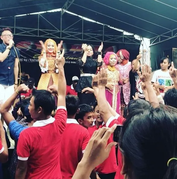 Annisa Bahar yang sedianya jadi bintang tamu di acara pertunangan, tetap manggung tapi ganti jadi acara amal ©queenalonaa