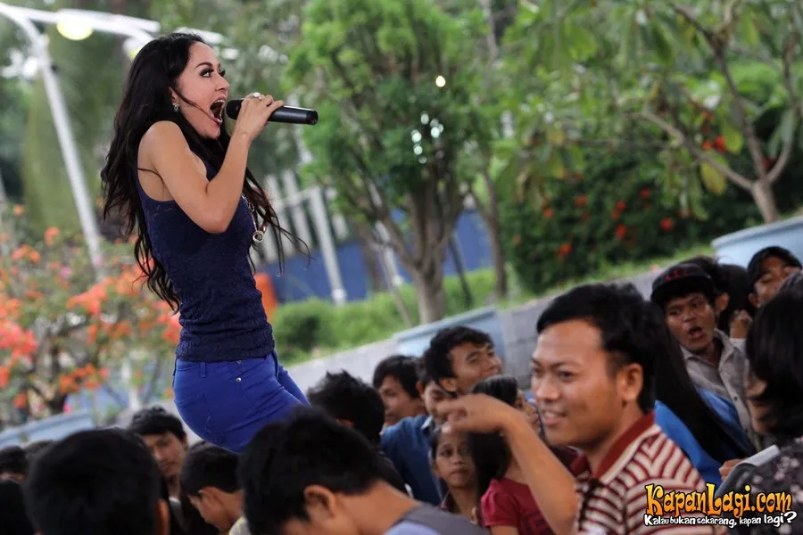 Cynthiara Alona di TVRI, Jakarta, Kamis (6/12/2012).