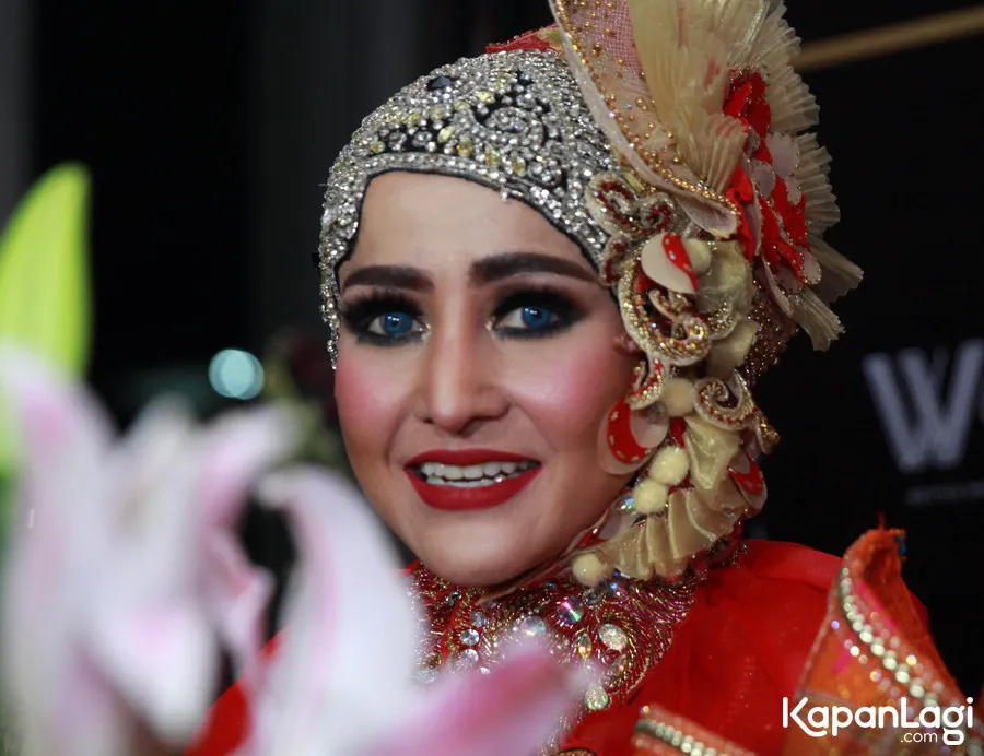 Alona dapat kado cincin berlian dari sang suami/©KapanLagi.com®/M. Akrom Sukarya