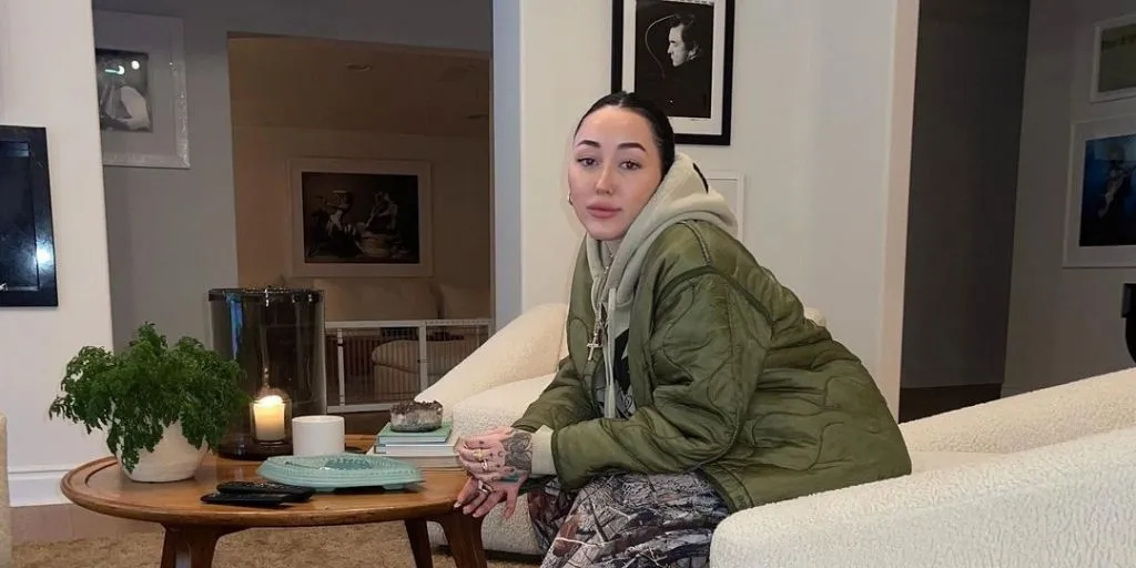 Noah Cyrus - Lonely dan Terjemahan