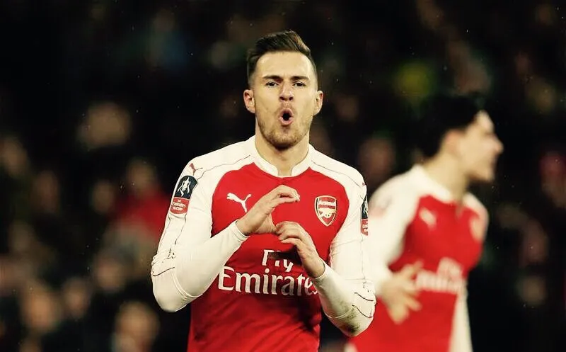 Aaron Ramsey seolah membawa kutukan bagi para selebritis dunia © Twitter.com/aaronramsey
