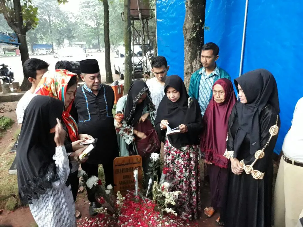 Keluarga Jupe pilih ziarah pagi karena makam sang pedangdut masih segar © KapanLagi.com/Mathias Purwanto