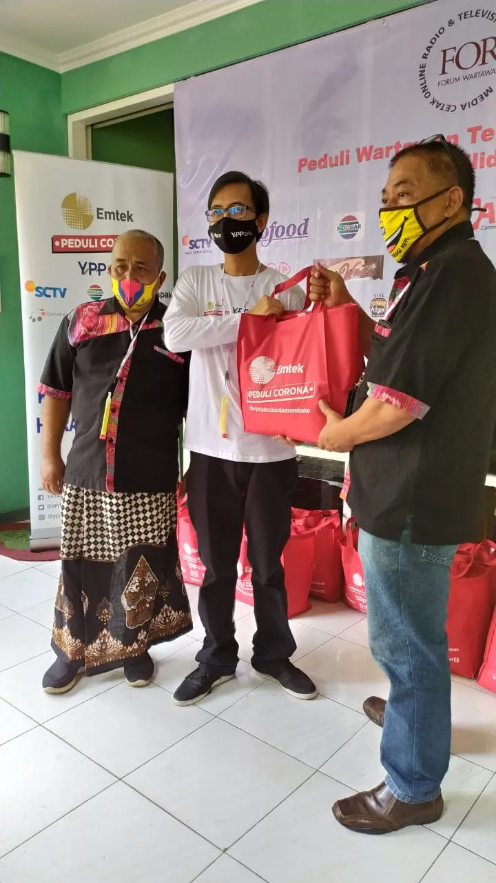 Penyerahan 150 Paket Sembako Oleh EMTEK Peduli Corona Untuk Forum Wartawan Hiburan (Forwan). (credit: EMTEK)