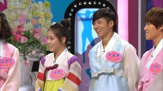 Soyeon T-Ara dan Oh Jonghyuk saat tampil di TV bersama ©dkpopnews.net