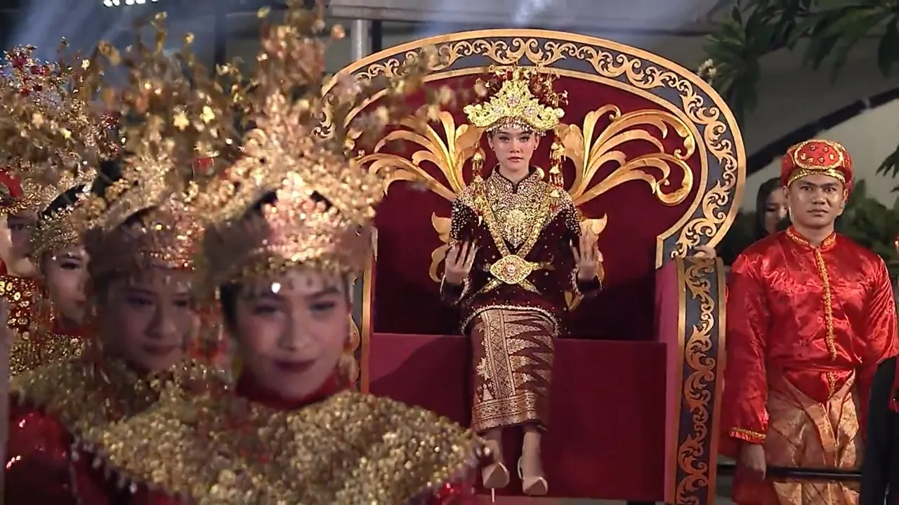 Kedatangan Grand Finalist Sridevi (Prabumulih), Diiringi oleh Lagu Khas Sumatera Selatan yang Berjudul ''Dek Sangke'