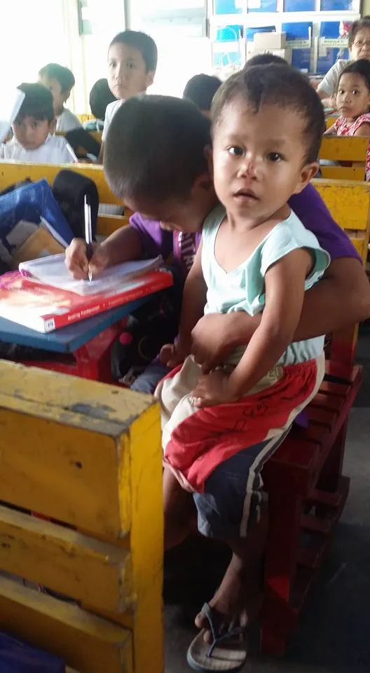 Anak ini asuh adiknya di sekolah karena keterbatasan kondisi keuangan keluarga © viral4real.com