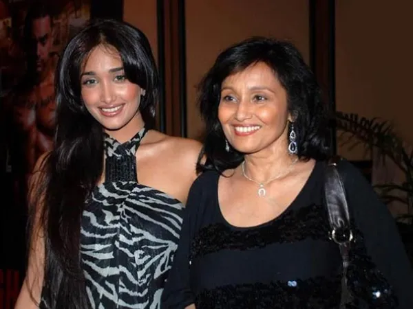 Mendiang Jiah Khan dan ibunya. @oneindia.in