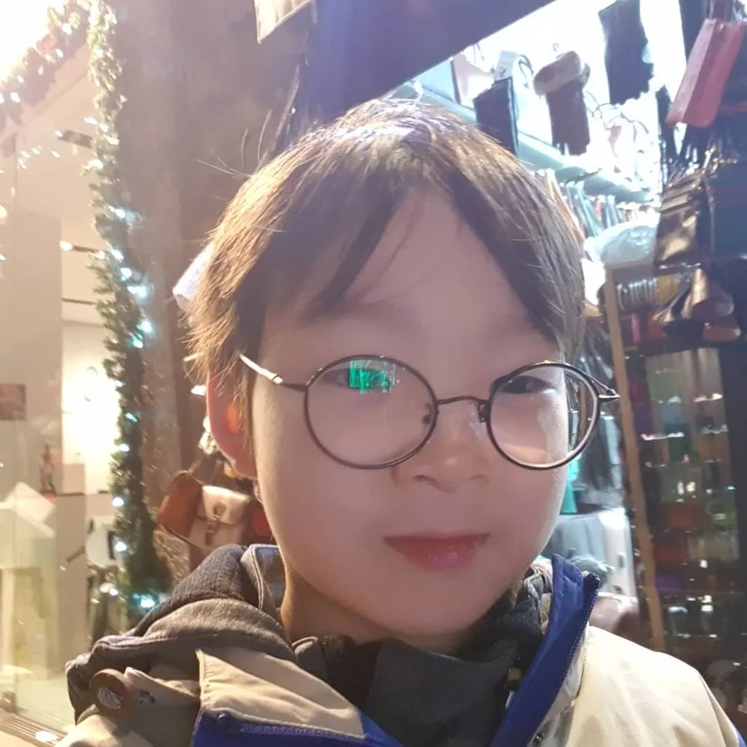 Daehan juga pose ganteng sendiri nih © instagram.com/songilkook