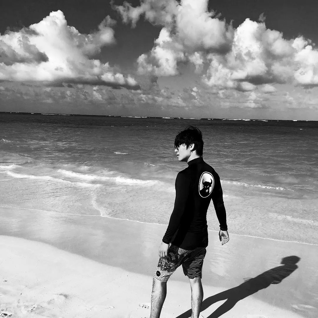 Daesung Big Bang memakai kaos yang mirip logo PDIP. ©Instagram/xxxibgdrgn