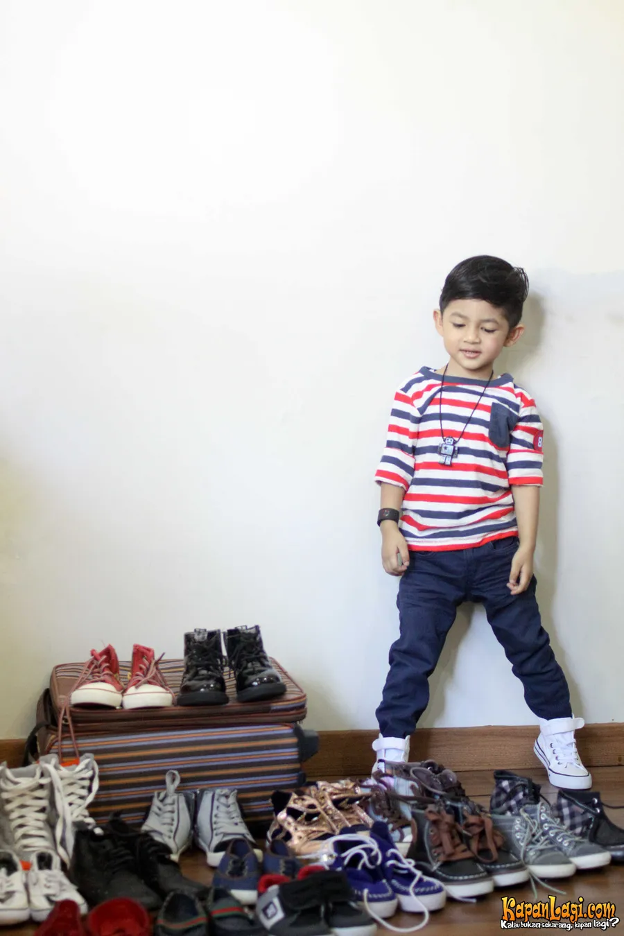 Bersama koleksi sepatunya yang dikumpulkan sejak ia kecil. Bagus-bagus yaa. @KapanLagi.com®/Indra Rahmawan