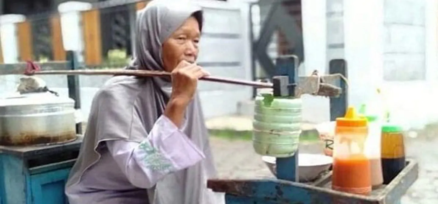 Ibu Saminem 50 tahun berjualan cilok keliling (Foto: Facebook/Yuni Rusmini)