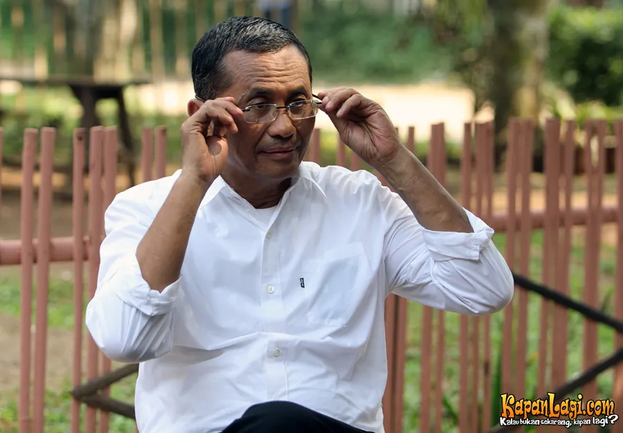 Istri Dahlan Iskan berhasil membawa teflon dalam perebutan peralatan dapur di pernikahan Raffi dan Gigi. ©KapanLagi.com®