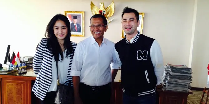 Raffi dan Nagita saat datangi Dahlan Iskan di kantornya. @merdeka.com/novita