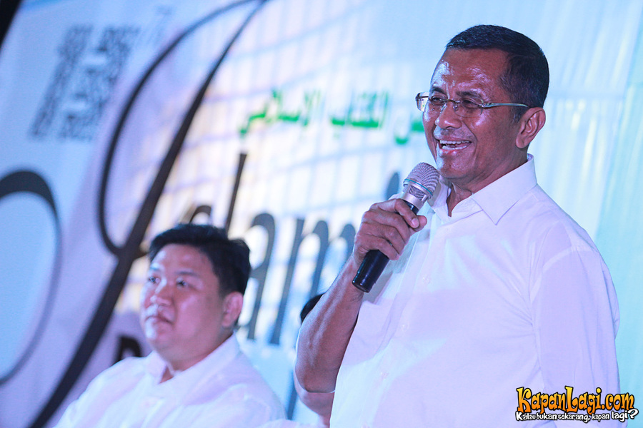 dahlan iskan tak sungkan duduk lesehan di lantai