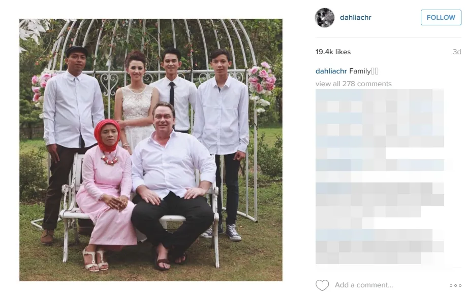 Ibunda Dahlia Poland dandan sederhana di hari pernikahan anaknya. ©instagram/dahliachr