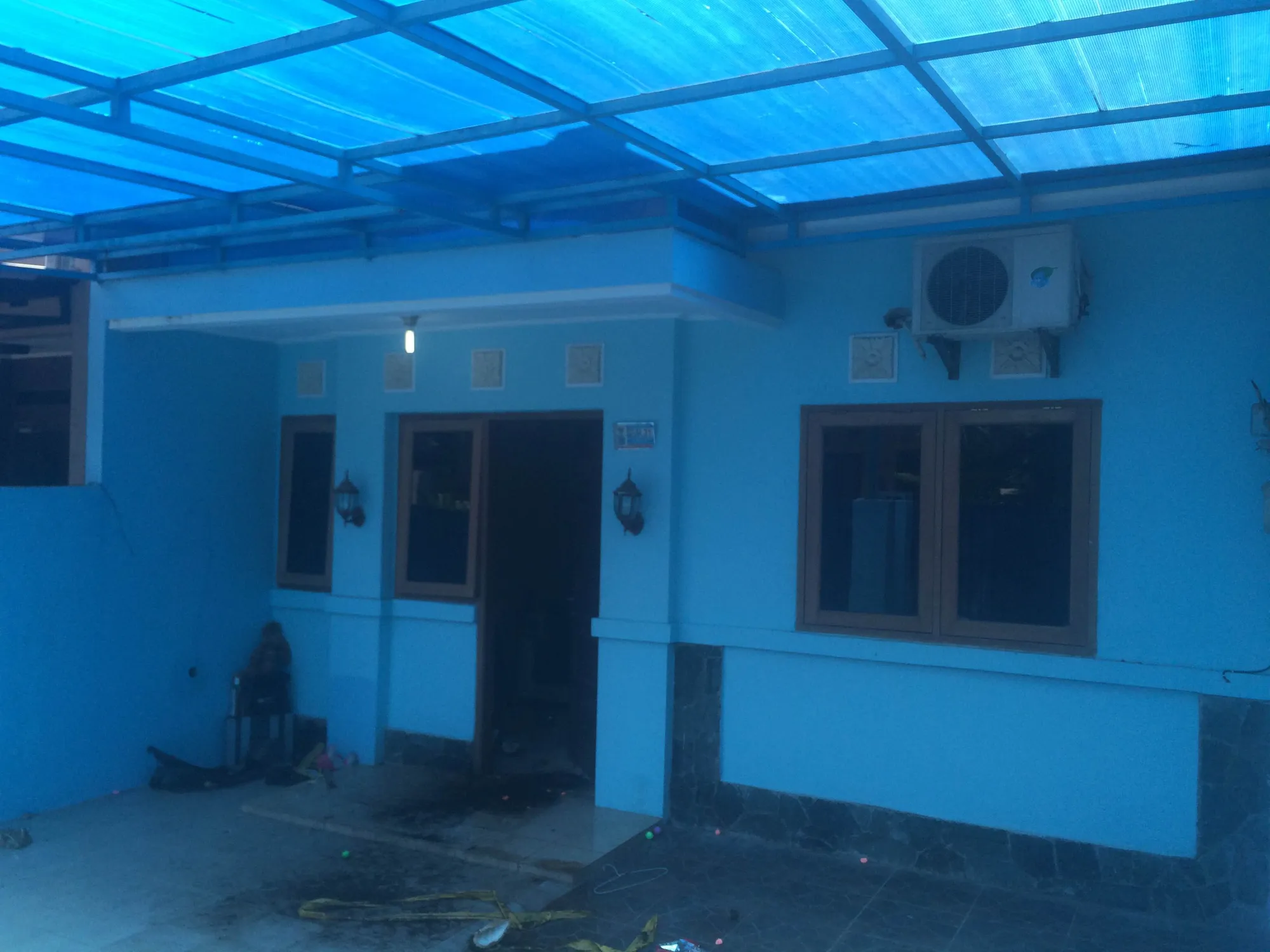 Rumah ayah Dahlia Poland masih berbau menyengat. ©KapanLagi.com®/Fikri Alfi Rosyadi