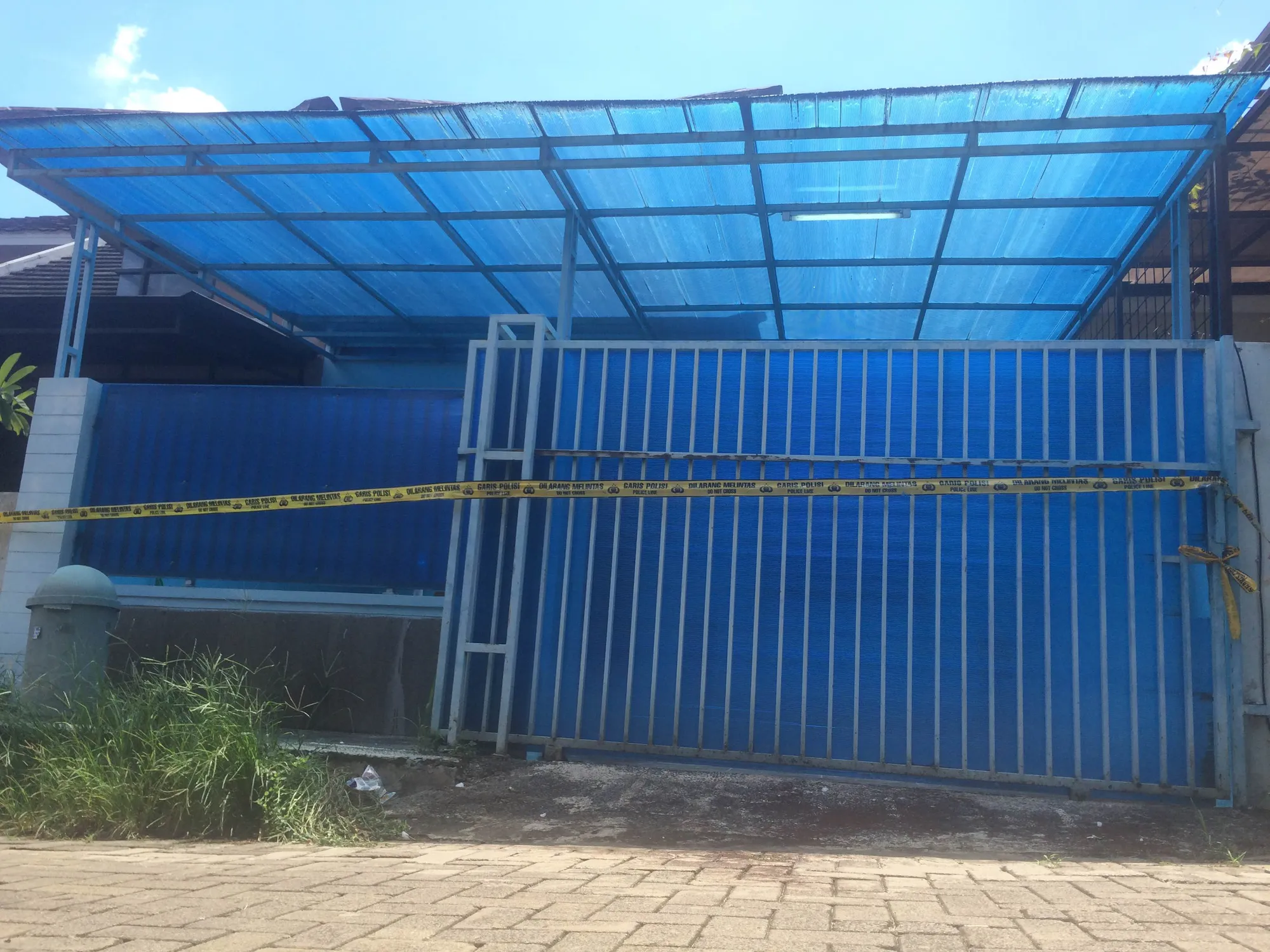 Rumah ayah Dahlia Poland masih dikelilingi garis polisi. ©KapanLagi.com®/Fikri Alfi Rosyadi