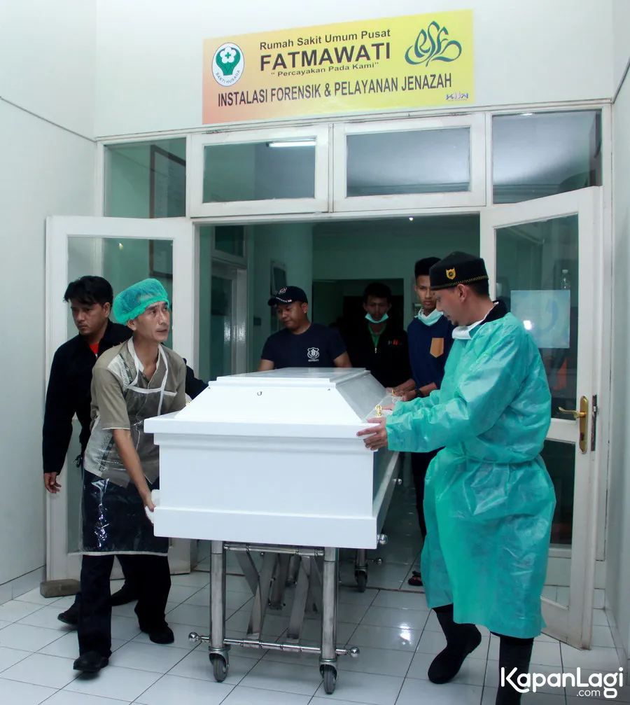 Peti almarhum ayah Dahlia Poland setelah otopsi. ©KapanLagi.com/Muhammad Akrom Sukarya