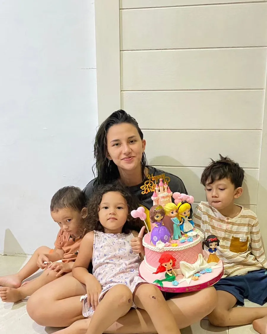 Potret Dahlia Poland Bersama Tiga Anaknya (Credit: Instagram/dahliachr)
