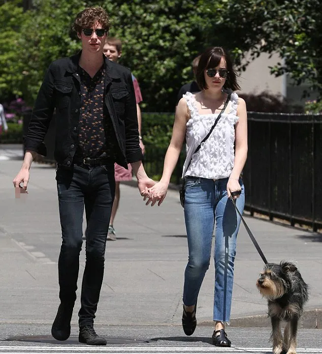 Dakota Johnson dan Matthew Hitt mesra di depan umum © Splashnews