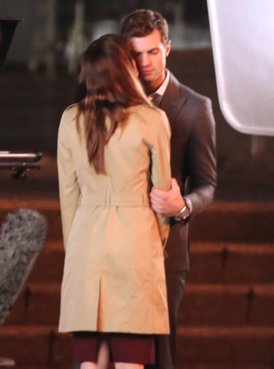 Dakota Johnson ketika syuting bersama Jamie Dornan © Fameflynet