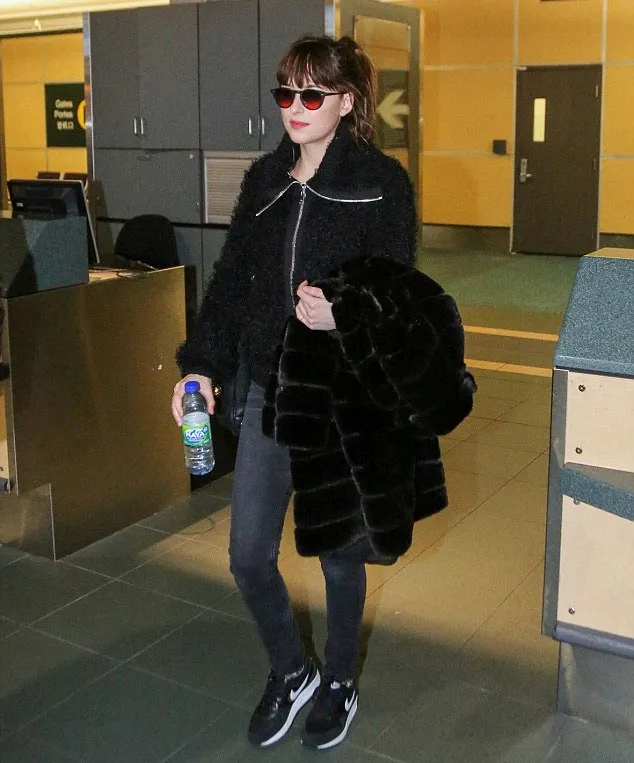 Dakota Johnson terbang ke Kanada untuk syuting © Dailymail.co.uk/fameflynet
