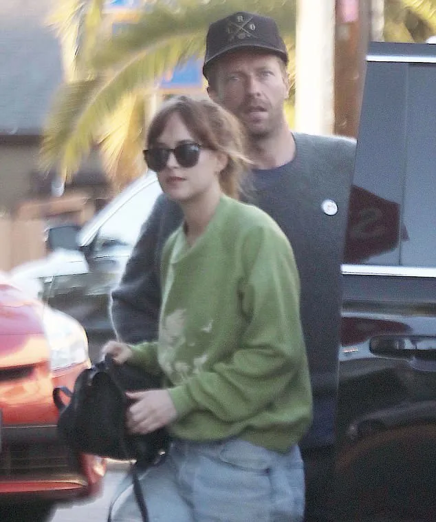 Dakota dan Chris tertangkap kencan di California © FIA Pictures via dailymail.co.uk