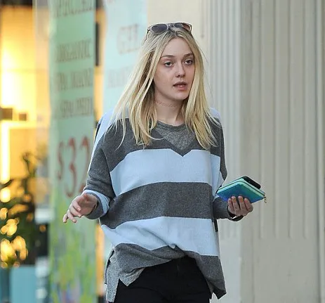 Tanpa make-up, apakah Dakota masih cantik? @ dailymail.co.uk