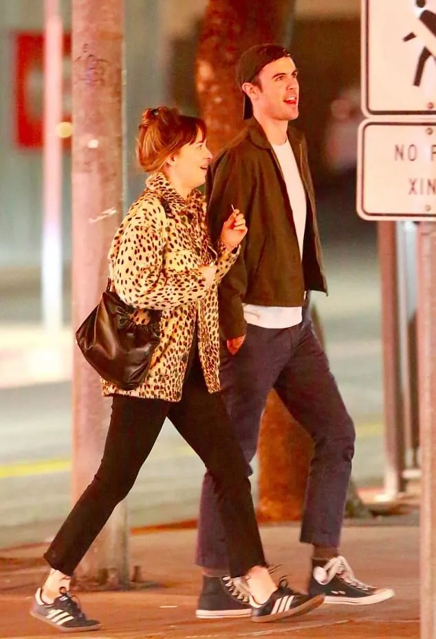 Bukan Chris Martin, Dakota dinner bareng pria lain © dailymail.co.uk