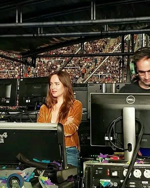 Dakota saat nonton konser Coldplay © twitter.com/50ShadesWorldcm