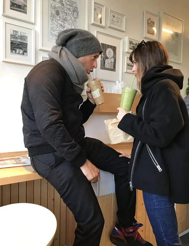 Tatapan manja mereka bikin baper! © dailymail.co.uk