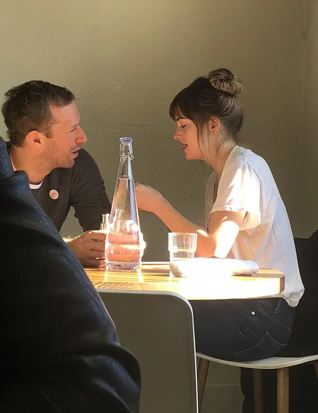 Asyik mengobrol, Chris dan Dakota terlihat sangat serasi © dailymail.co.uk