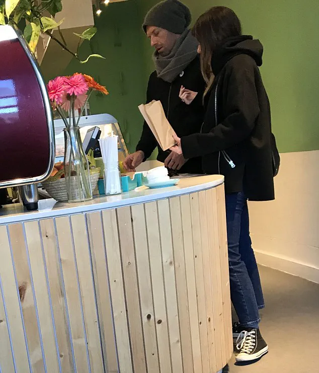 Meski sudah berusaha menjaga privasi, Chris dan Dakota tak bisa menghindar dari jepretan kamera amatir seperti ini © dailymail.co.uk