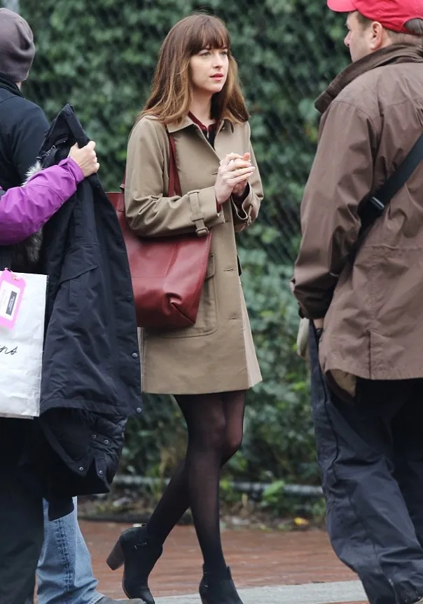 Dakota terlihat cantik saat syuting © dailymail.co.uk/fameflynet