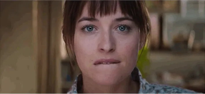 Aksi gigit bibir seksi ala Dakota Johnson/© Universal Pictures