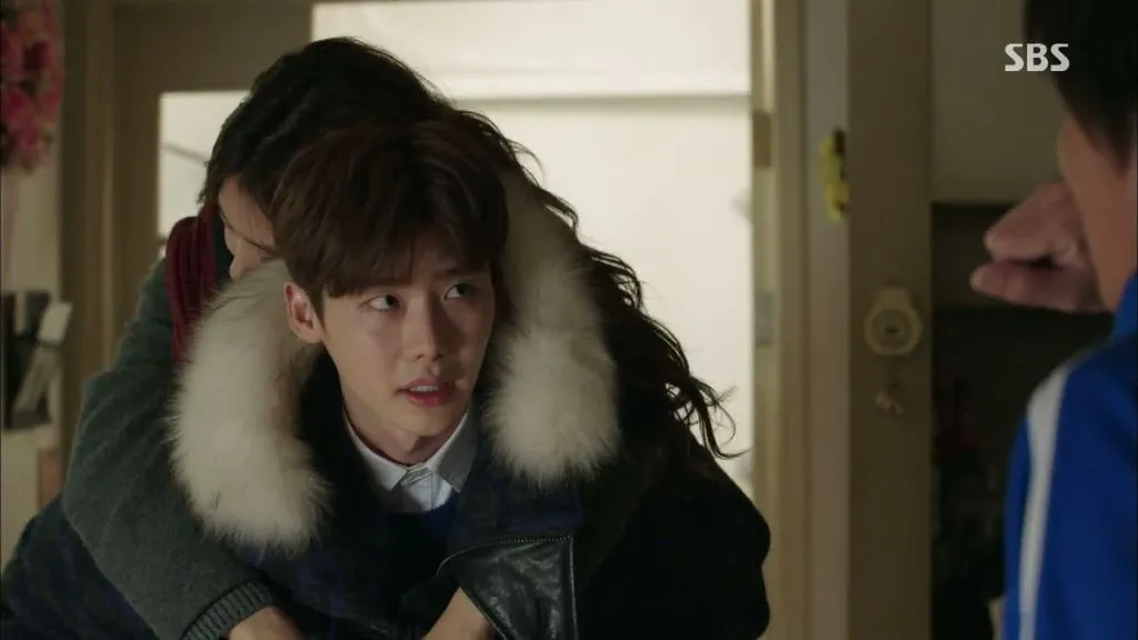 Choi Dal Po saat menggendong Choi In Ha yang sedang mabuk. @SBS