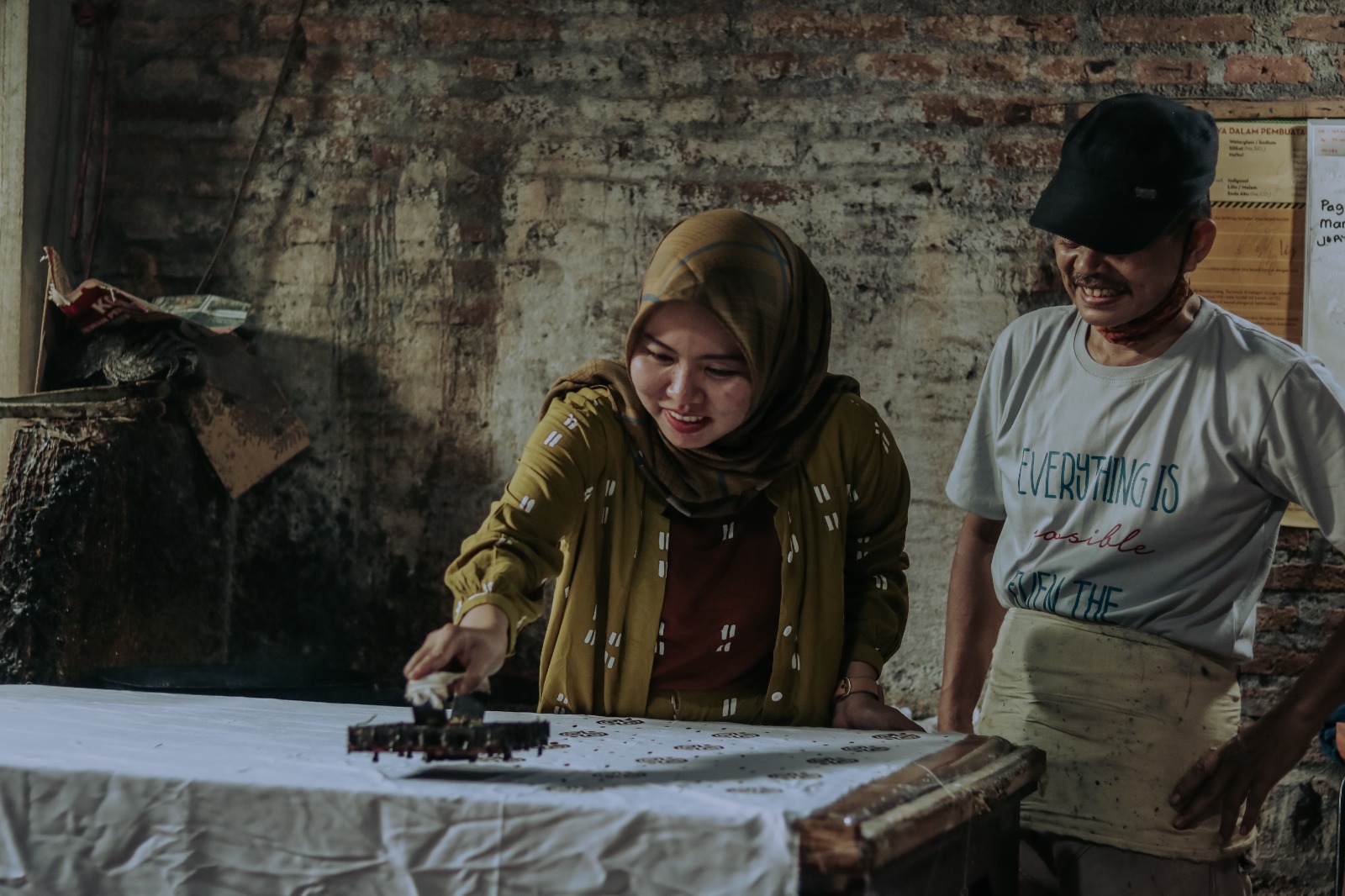 Nurdini, Owner & Founder Dama Kara (Kiri) Saat Memproduksi Batik Bersama Salah Seorang Pekerjanya