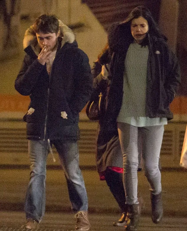 Daniel Radcliffe merokok @ dailymail.co.uk