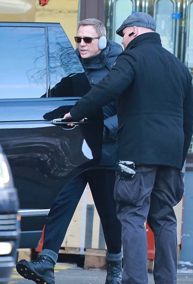 Daniel Craig dan sepatunya @ dailymail.co.uk