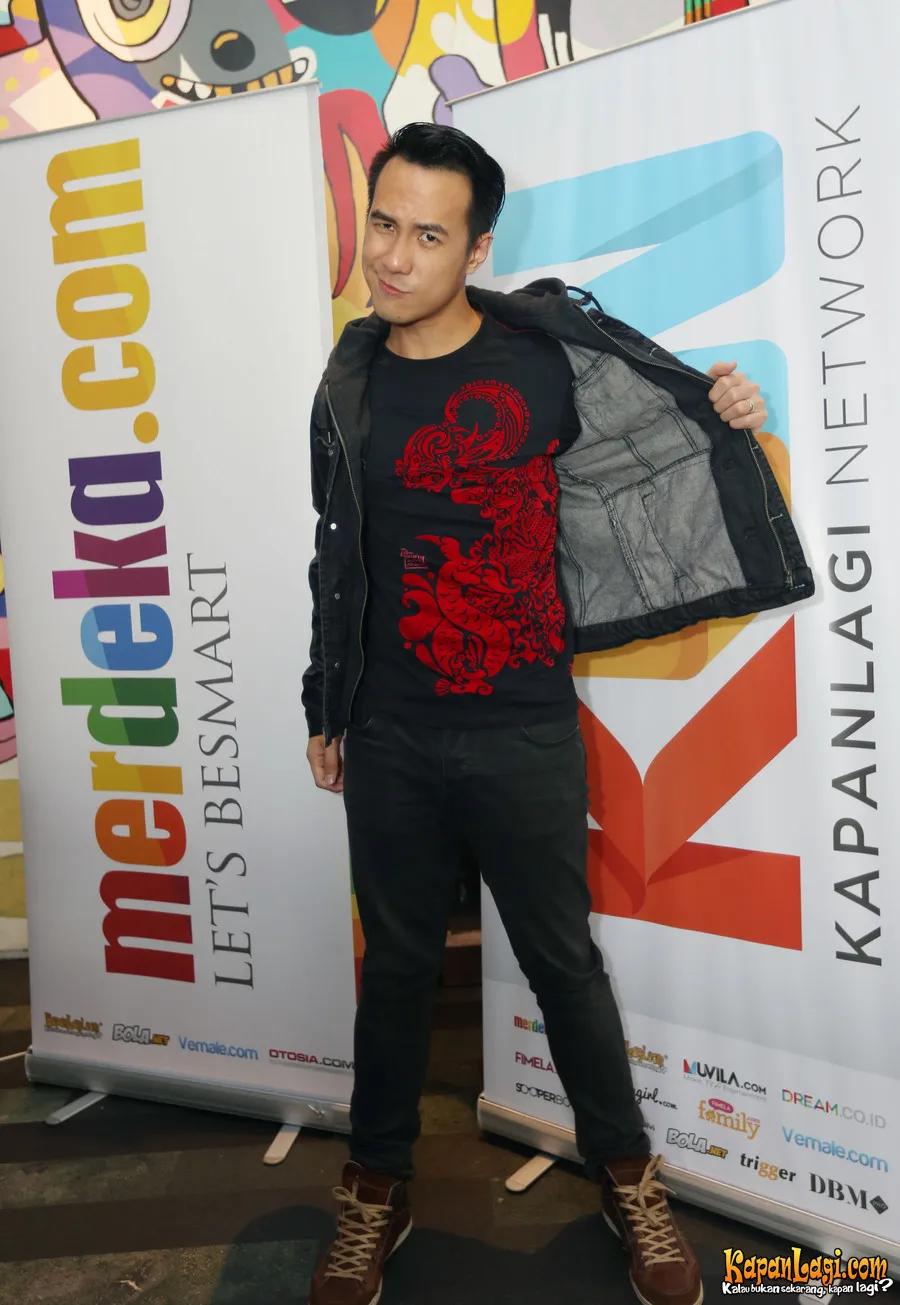 Daniel Mananta bangga memakai kaos bergambar wayang. KapanLagi.com®